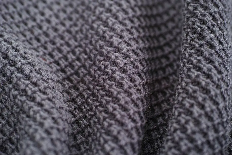 Detail bahan katun tebal pada kaos harian