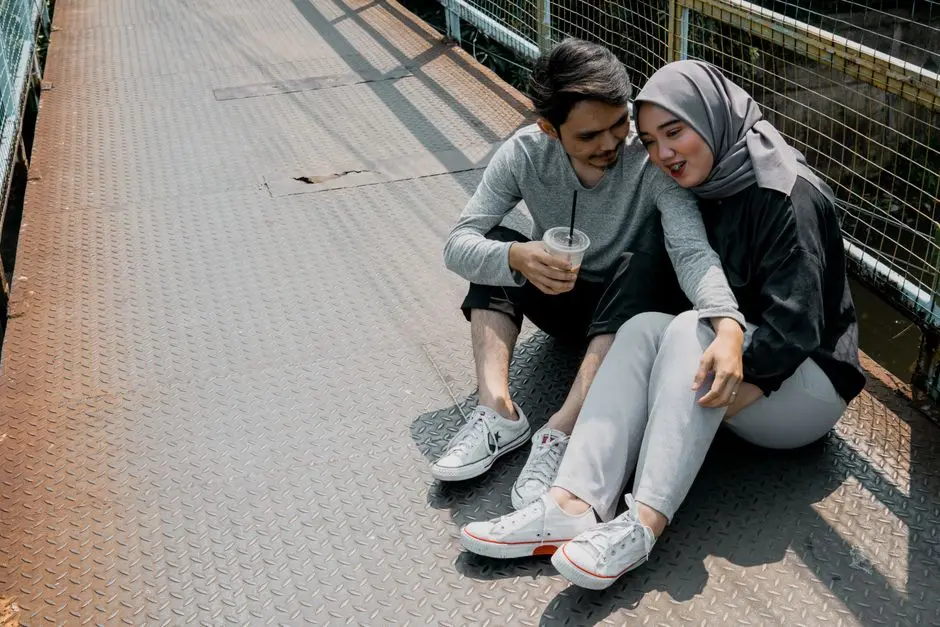Paduan kaos, chino, dan sepatu kanvas untuk aktivitas harian